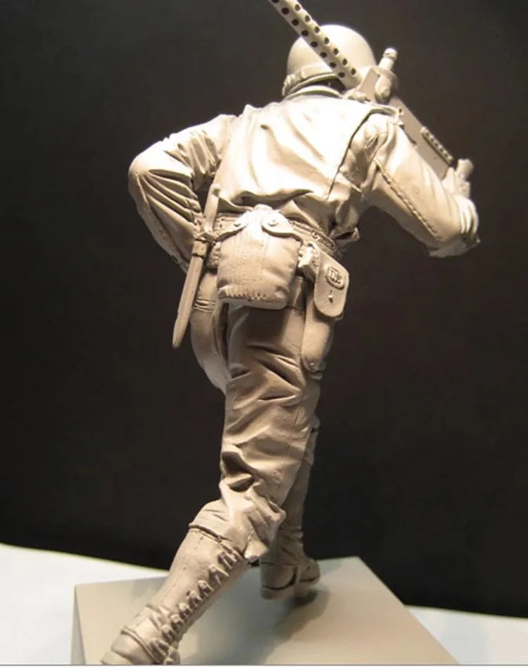 1/16 WWI German Infantryman Charging with Bayonet, Resin Model Figure Kit, Unassembled and Unpainted