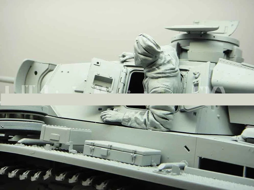 1/16 Modern Tank Crew Member with Rifle, Resin Model Figure Kit, Unassembled and Unpainted