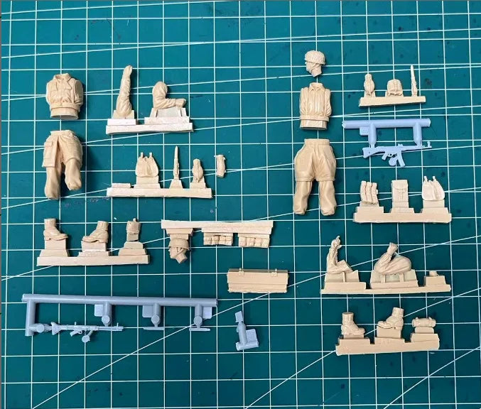 1/35 WWII German MG42 Gunner and Rifleman, 2 Figures, Resin Model Figure Kit, Unassembled and Unpainted
