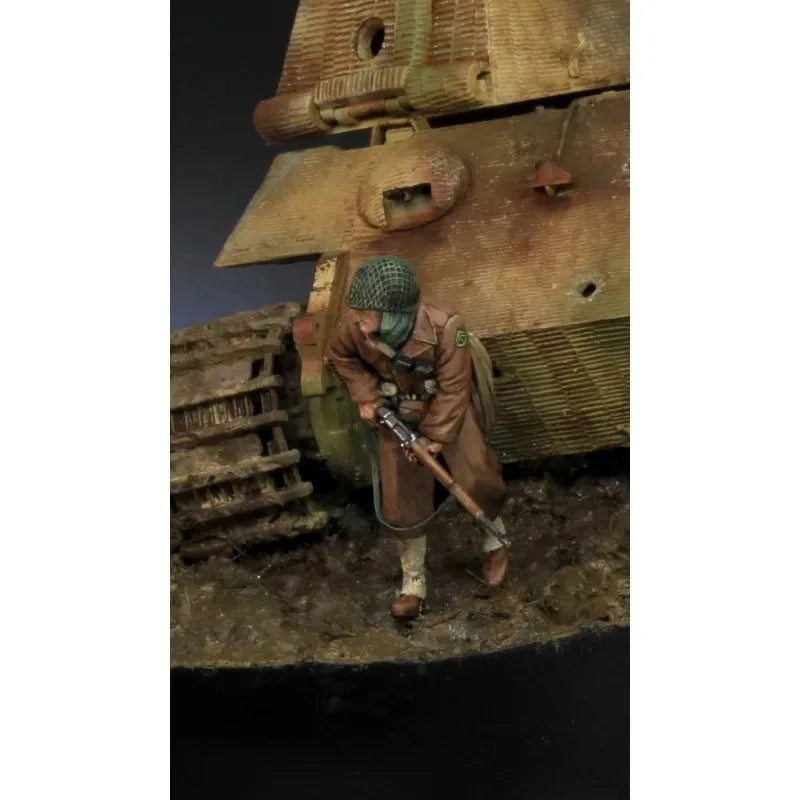 1/35 WWII US Infantryman Leaning on Tank, Resin Model Figure Kit, Unassembled and Unpainted