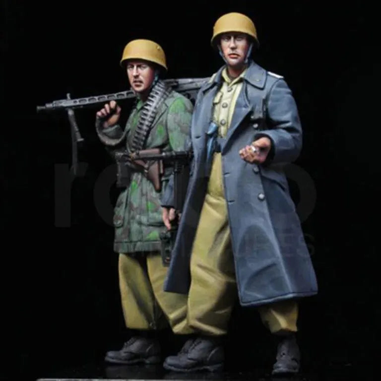 1/35 WWII German Officer and MG42 Gunner in Overcoat, 2 Figures, Resin Model Figure Kit, Unassembled and Unpainted