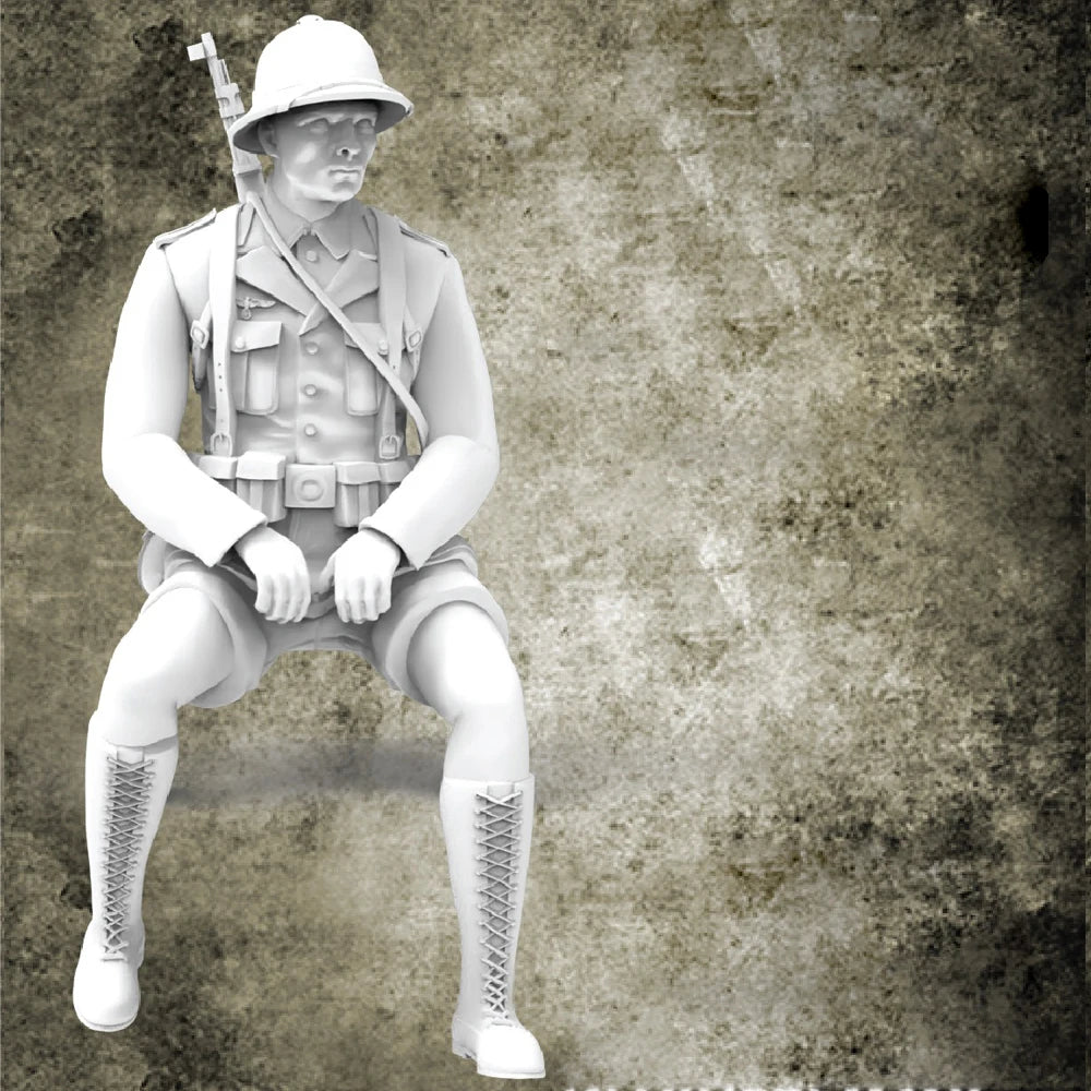 1/35 WWII German DAK Soldier in Pith Helmet Seated, Resin Model Figure Kit, Unassembled and Unpainted