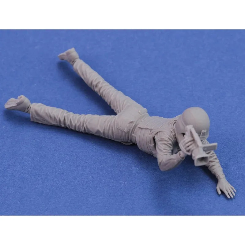 1/35 Modern Female War Photojournalist Diving, Resin Model Figure Kit, Unassembled and Unpainted
