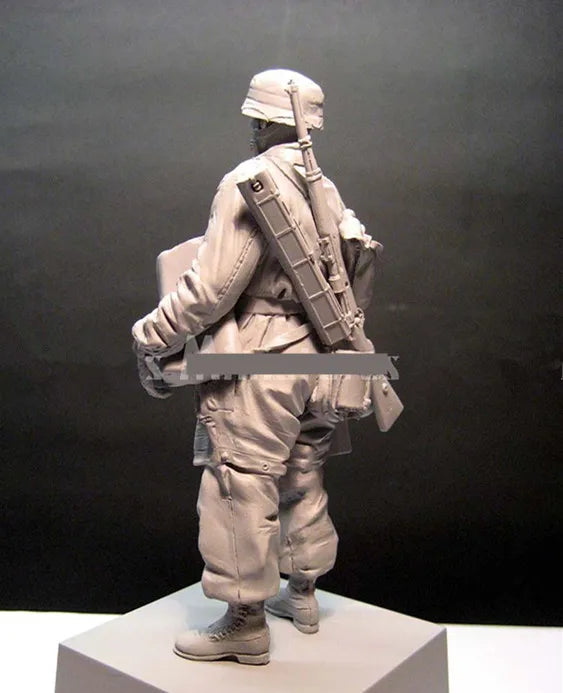 1/16 WWII German Infantry Soldier Standing Ready, Resin Model Figure Kit, Unassembled and Unpainted