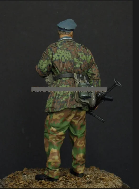 1/16 WWII German Infantry in Splinter Camo with Rifles, Resin Model Figure Kit, Unassembled and Unpainted