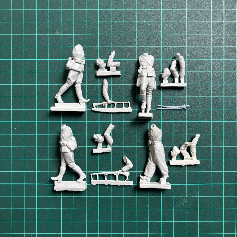 1/35 WWII Dutch Infantry Soldiers Marching, 4 Figures, Resin Model Figure Kit, Unassembled and Unpainted