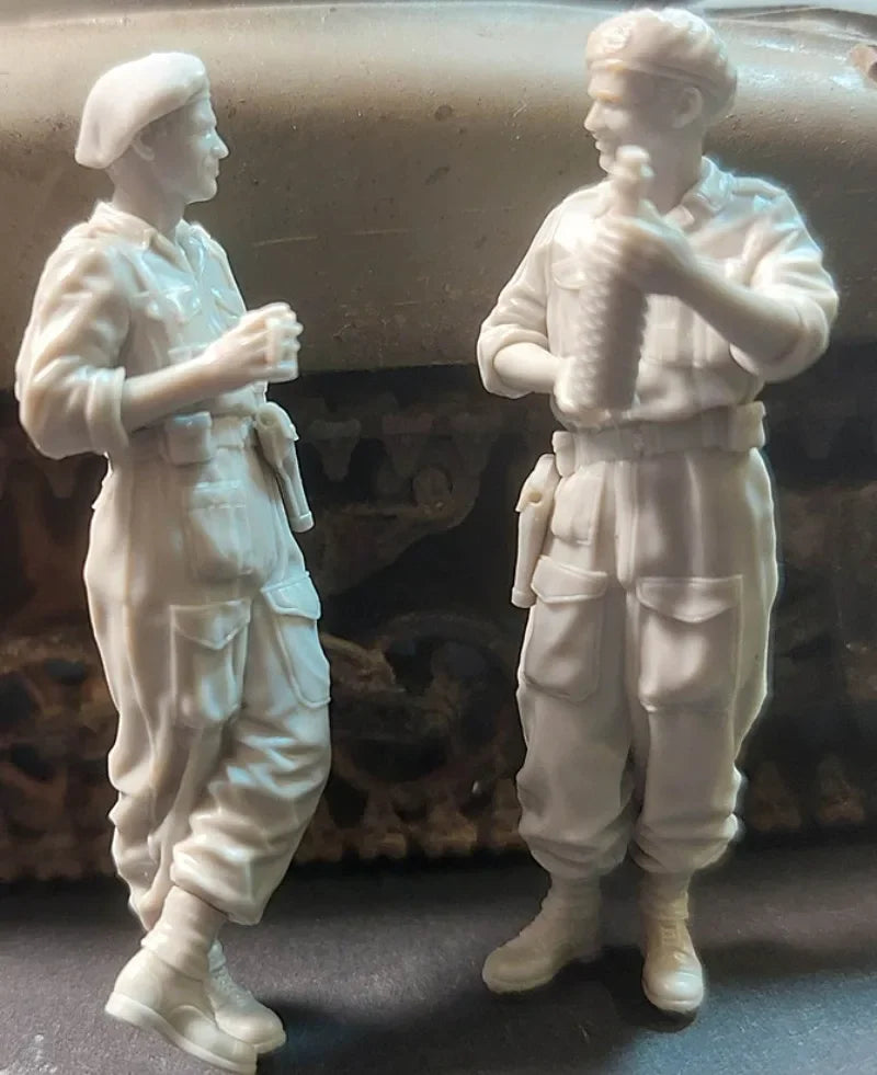 1/35 Modern German Pilots in Flight Suits and Leather, 2 Figures, Resin Model Figure Kit, Unassembled and Unpainted