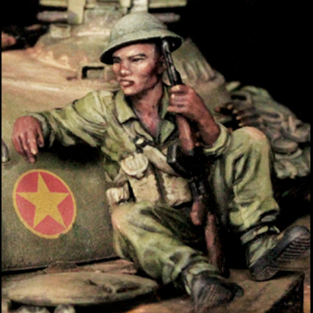1/35 Vietnam War NVA Tank-Mounted Soldier with Rifle, Resin Model Figure Kit, Unassembled and Unpainted