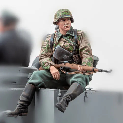 1/16 Modern German Infantryman Seated with Rifle, Resin Model Figure Kit, Unassembled and Unpainted