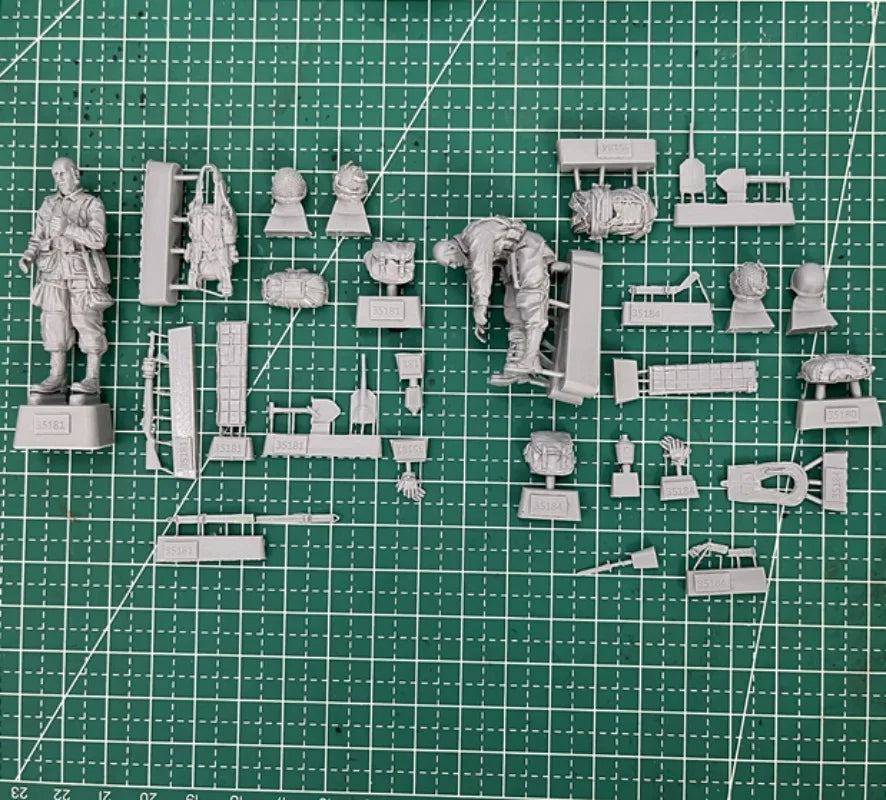 1/35 WWII US Paratroopers in Mixed Combat Poses, 2 Figures, Resin Model Figure Kit, Unassembled and Unpainted