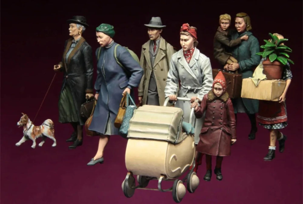 1/35 WWII Evacuees with Baby Carriage and Dog, 11 Figures, Resin Model Figure Kit, Unassembled and Unpainted