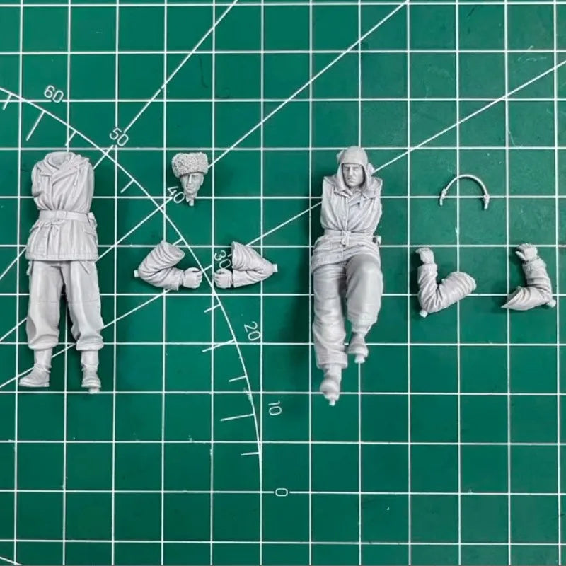 1/35 WWII European Tank Crew Winter, 2 Figures, Resin Model Figure Kit, Unassembled and Unpainted