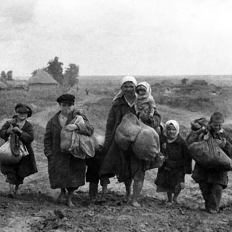 1/35 WWII Soviet Civilian Refugees, 4 Figures, Resin Model Figure Kit, Unassembled and Unpainted