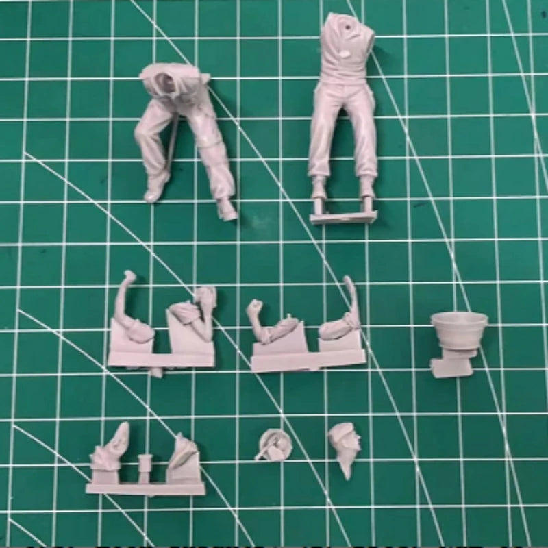 1/35 WWII Soldiers with Tank Scene, 2 Figures, Resin Model Figure Kit, Unassembled and Unpainted