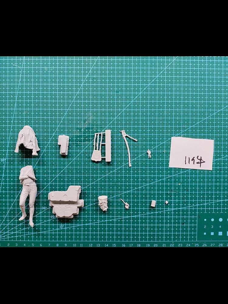 1/24 Napoleonic French Officer in Green Coat with Shako, Resin Model Figure Kit, Unassembled and Unpainted