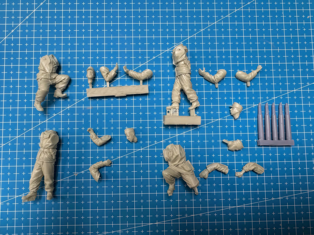 1/35 WWII German Tank Crew Operating T-34, 4 Figures, Resin Model Figure Kit, Unassembled and Unpainted