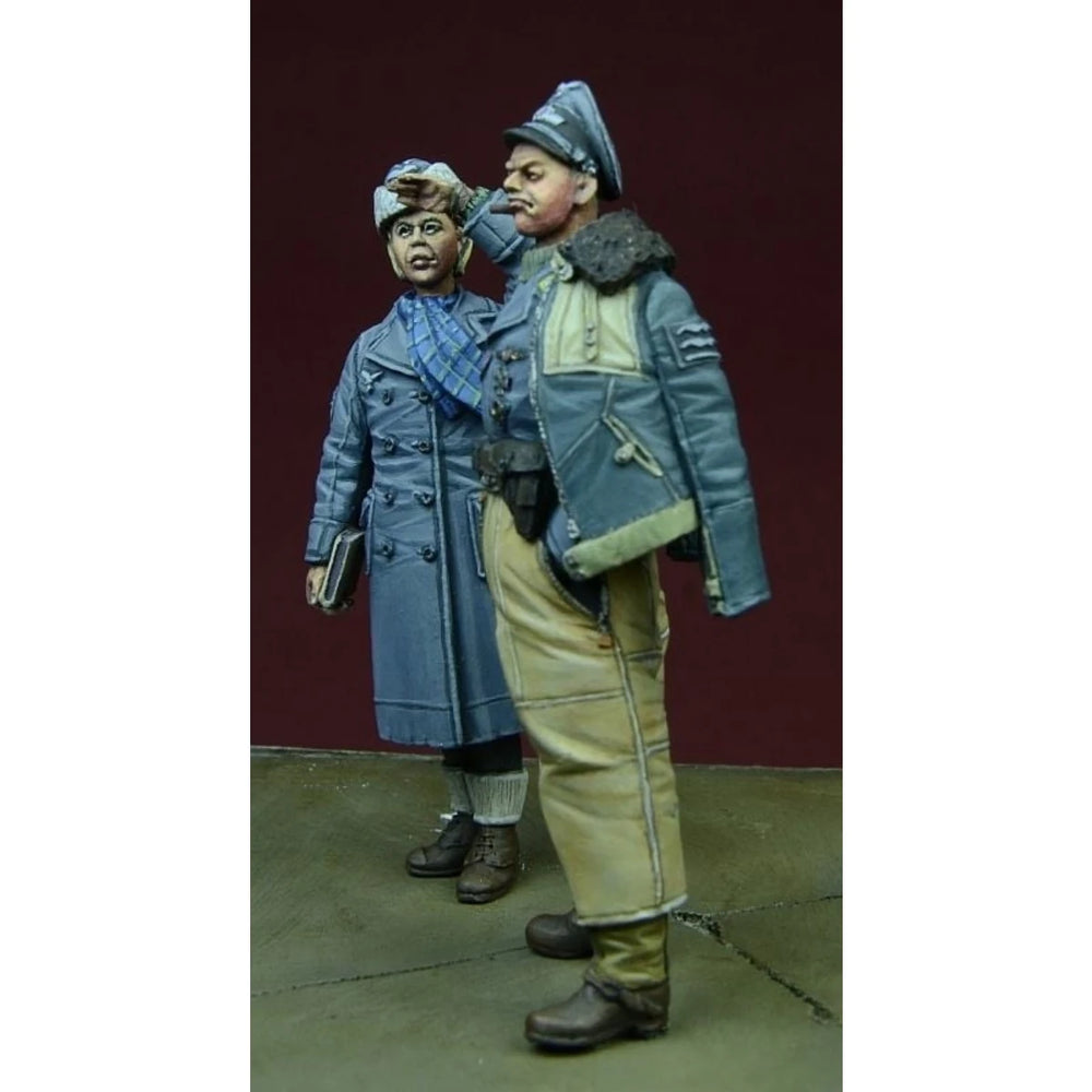 1/35 WWII German Luftwaffe Pilot & Female Assistant, 2 Figures, Resin Model Figure Kit, Unassembled and Unpainted