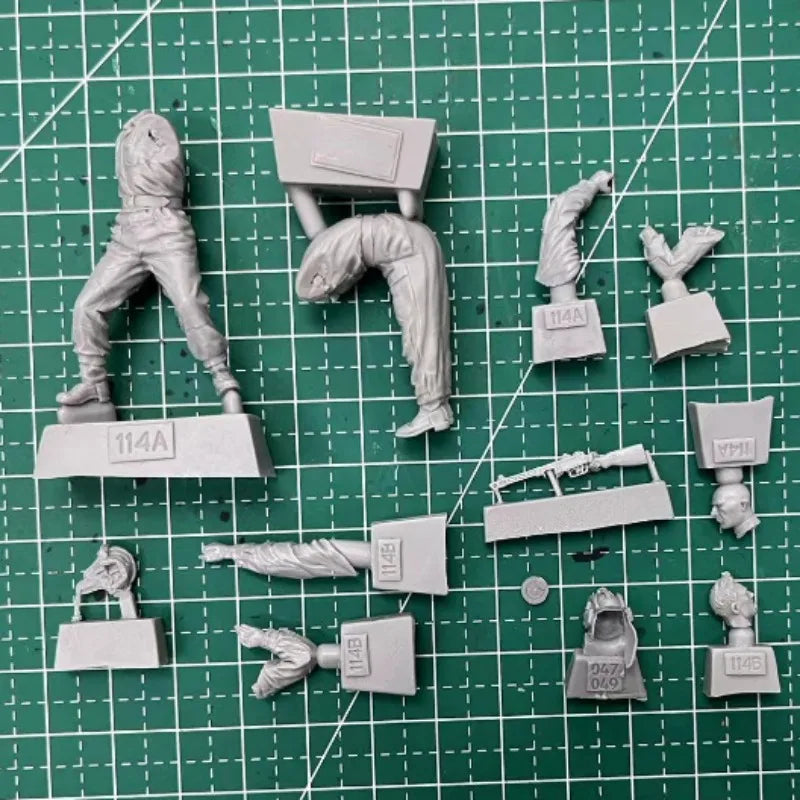 1/35 WWII German Tank Crew in Combat Positions, 2 Figures, Resin Model Figure Kit, Unassembled and Unpainted
