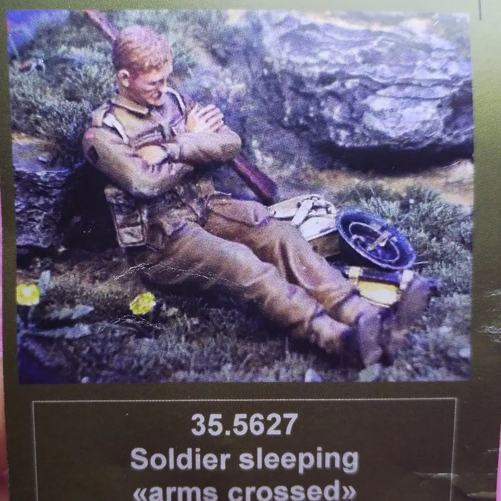 1/35 Modern Soldier Resting, Resin Model Figure Kit, Unassembled and Unpainted