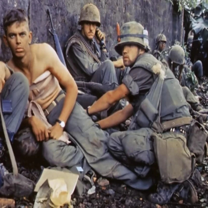 1/35 Vietnam War Medical Rest, 2 Figures, Resin Model Figure Kit, Unassembled and Unpainted