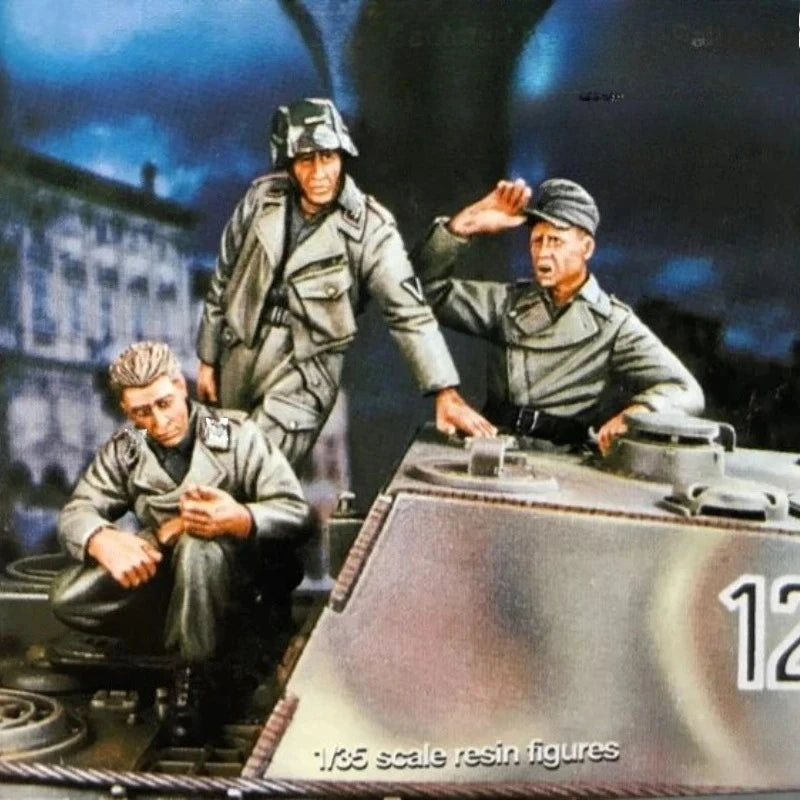 1/35 WWII German Panzer Commander with Crew, 3 Figures, Resin Model Figure Kit, Unassembled and Unpainted