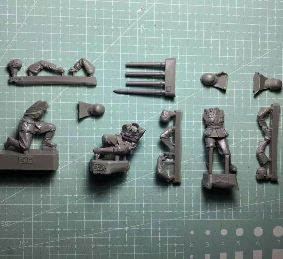 1/35 WWI Artillery Crew Serving Gun, 3 Figures, Resin Model Figure Kit, Unassembled and Unpainted