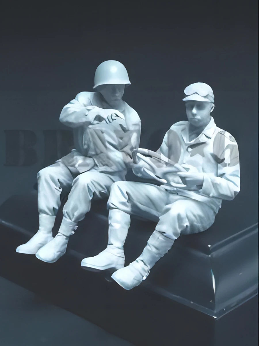 1/35 WWII Soldiers in Combat Rest, 2 Figures, Resin Model Figure Kit, Unassembled and Unpainted