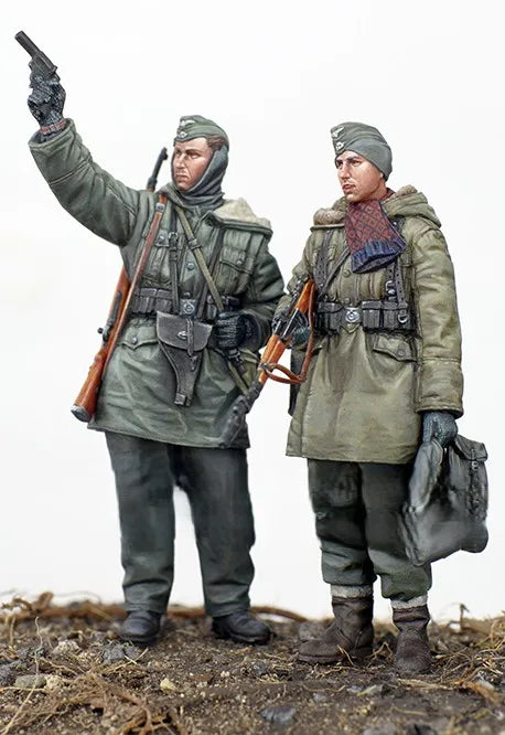 1/35 WWII German Infantry Commander Signaling Advance, 2 Figures, Resin Model Figure Kit, Unassembled and Unpainted