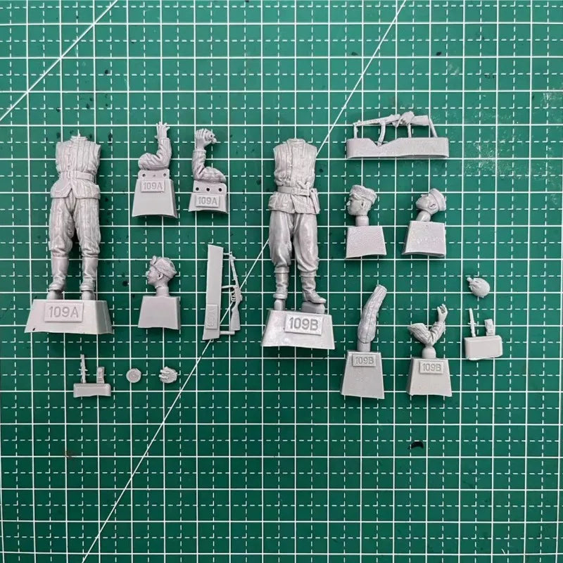 1/35 WWI Russian Soldiers with Puttees, 2 Figures, Resin Model Figure Kit, Unassembled and Unpainted