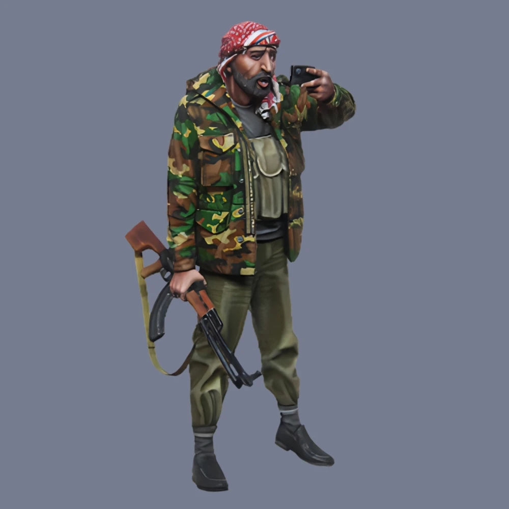 1/35 Modern Soldiers in Red Berets with Rifles, 4 Figures, Resin Model Figure Kit, Unassembled and Unpainted