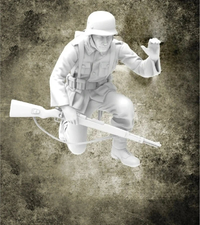 1/35 WWI German Soldier Throwing Grenade, Resin Model Figure Kit, Unassembled and Unpainted