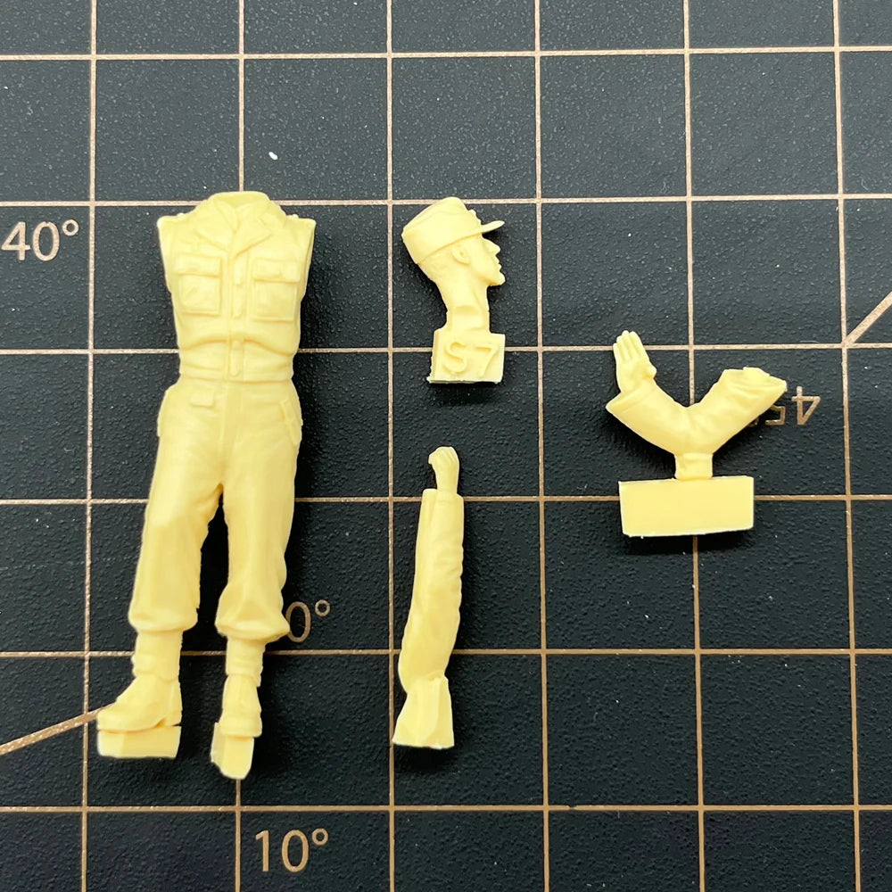 1/35 WWII German Officer in Field Uniform Hands on Hips, Resin Model Figure Kit, Unassembled and Unpainted