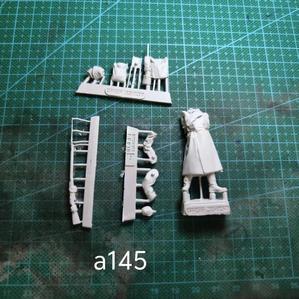 1/35 WWI Russian Infantryman in Winter Greatcoat with Rifle, Resin Model Figure Kit, Unassembled and Unpainted