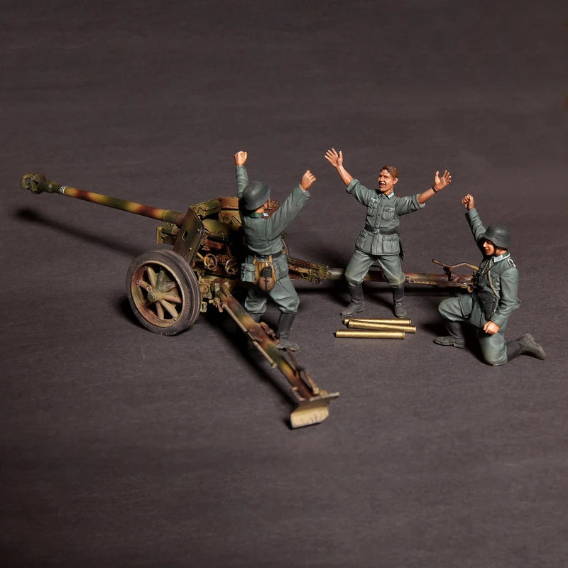1/35 WWII German 75mm Artillery Crew in Action, 3 Figures, Resin Model Figure Kit, Unassembled and Unpainted