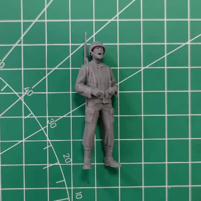 1/35 WWII US Soldier with Tommy Gun, Resin Model Figure Kit, Unassembled and Unpainted