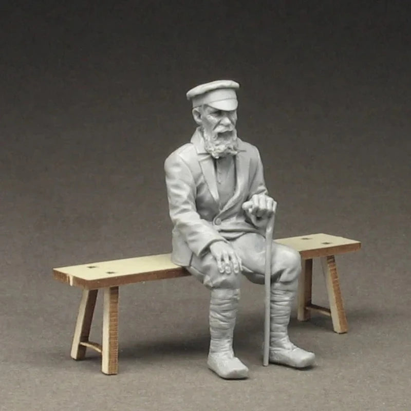 1/35 Elderly Civilian on Bench, Resin Model Figure Kit, Historical Theme, Unassembled and Unpainted