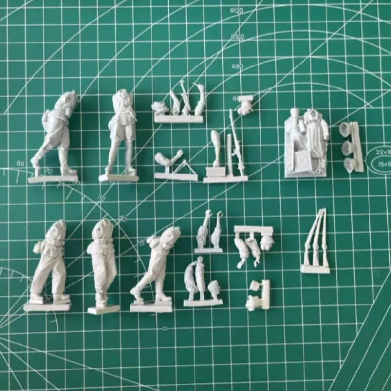 1/35 WWII Soldiers with Vehicles, 5 Figures, Resin Model Figure Kit, Unassembled and Unpainted