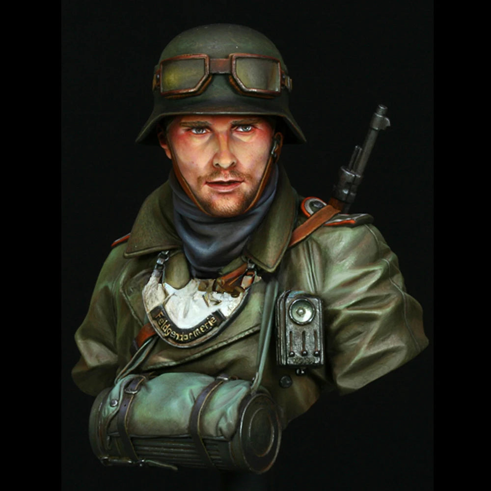 1/10 WWII German Panzer Crew with Goggles and Binoculars, Resin Model Bust Kit, Unassembled and Unpainted