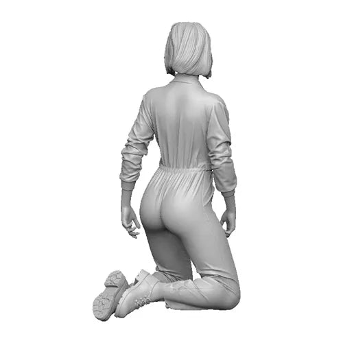 1/35 Modern Female Mechanic Kneeling, Resin Model Figure Kit, Unassembled and Unpainted