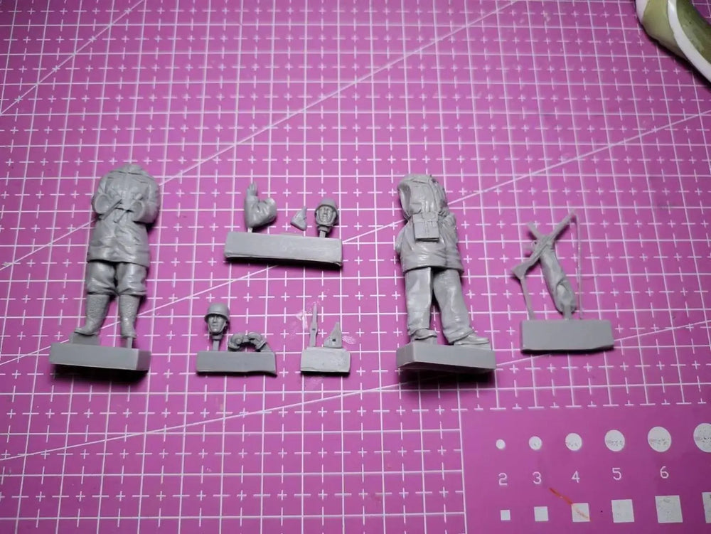 1/35 WWII German Officer and Infantryman in Overcoats, 2 Figures, Resin Model Figure Kit, Unassembled and Unpainted