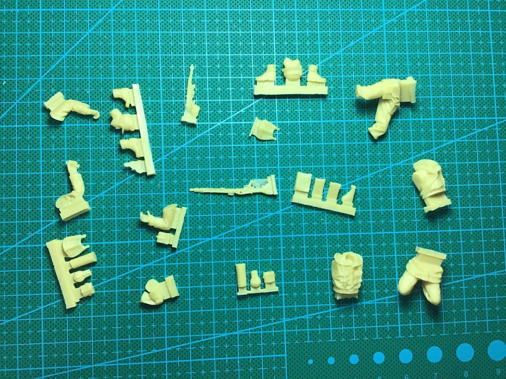 1/35 WWII German Panzergrenadiers Assaulting, 2 Figures, Resin Model Figure Kit, Unassembled and Unpainted