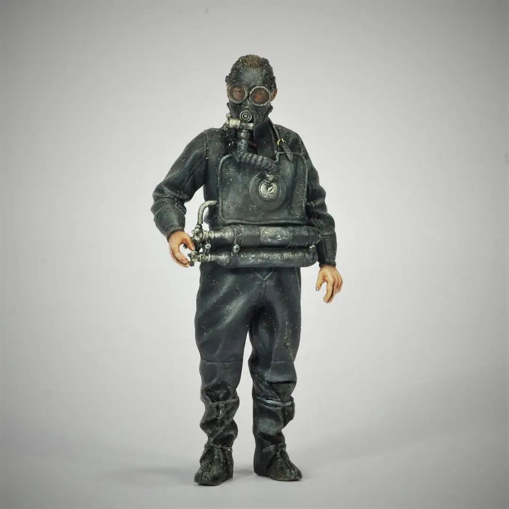 1/35 Modern Soldier with Gas Mask, Resin Model Figure Kit, Unassembled and Unpainted