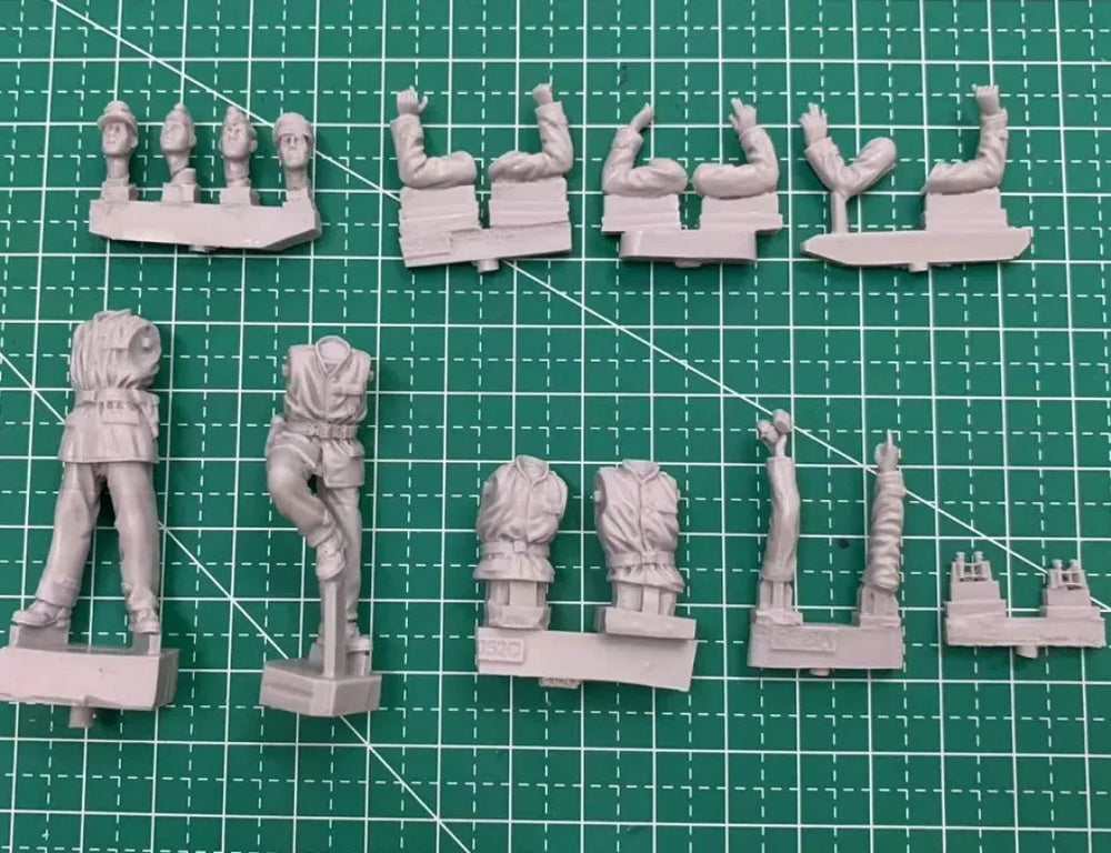 1/35 WWII German Panzer Crew Mixed Positions, 4 Figures, Resin Model Figure Kit, Unassembled and Unpainted