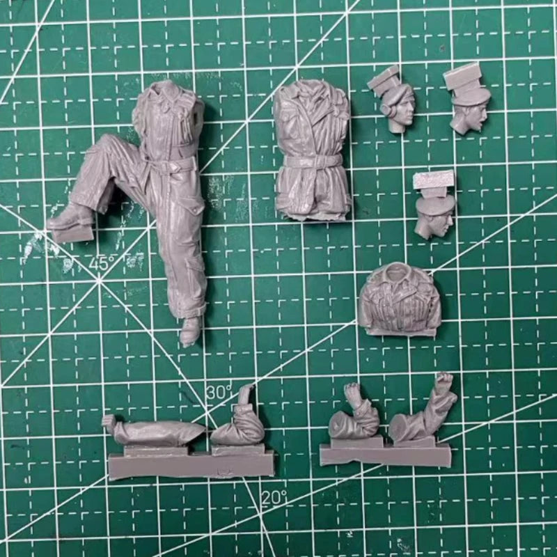 1/35 WWII British Tank Crew in Berets, 2 Figures, Resin Model Figure Kit, Unassembled and Unpainted