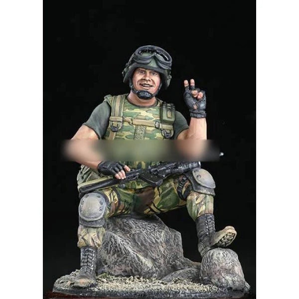 1/35 Modern Tactical Operator with Rifle Fists Raised, Resin Model Figure Kit, Unassembled and Unpainted