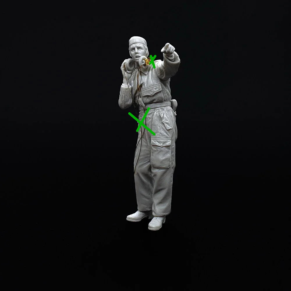 1/35 WWII German Officer in Field Tunic Pointing, Resin Model Figure Kit, Unassembled and Unpainted