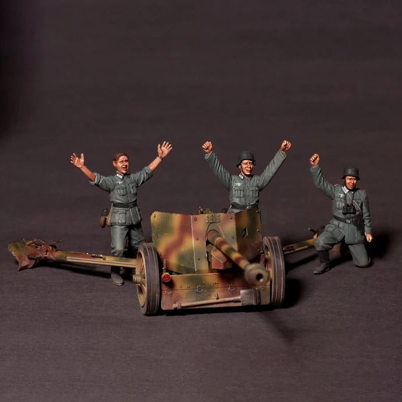 1/35 WWII German 75mm Artillery Crew in Action, 3 Figures, Resin Model Figure Kit, Unassembled and Unpainted