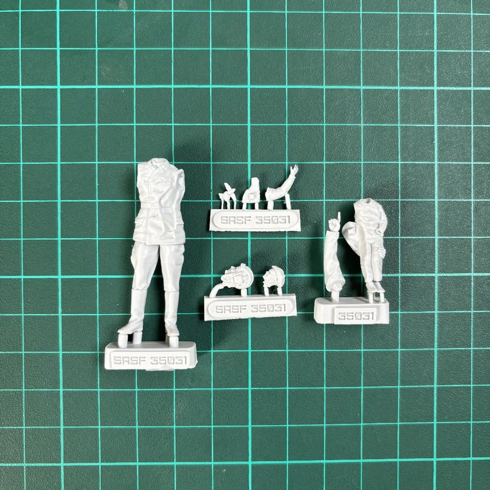 1/35 WWII Soviet Tankman with Child, 4 Figures, Resin Model Figure Kit, Unassembled and Unpainted