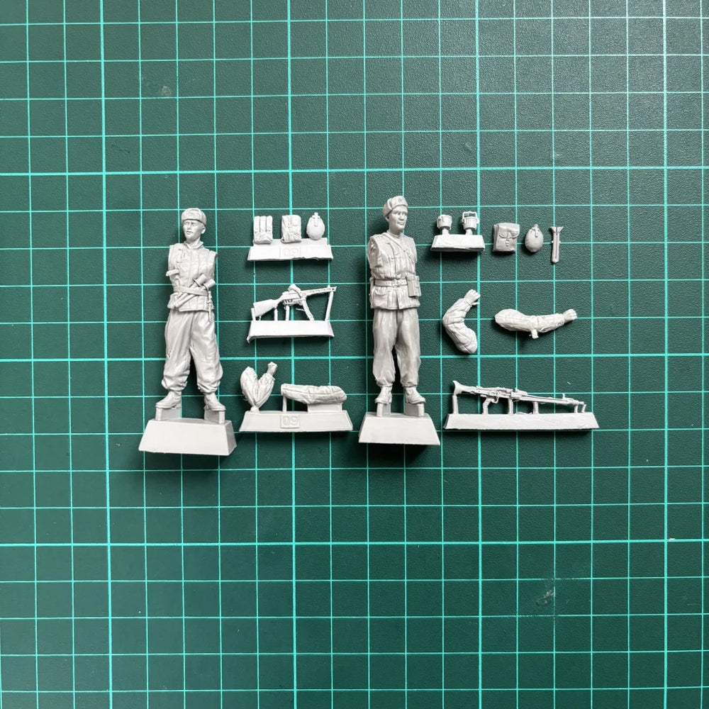 1/35 WWII Soviet Infantrymen Standing Ready, 2 Figures, Resin Model Figure Kit, Unassembled and Unpainted