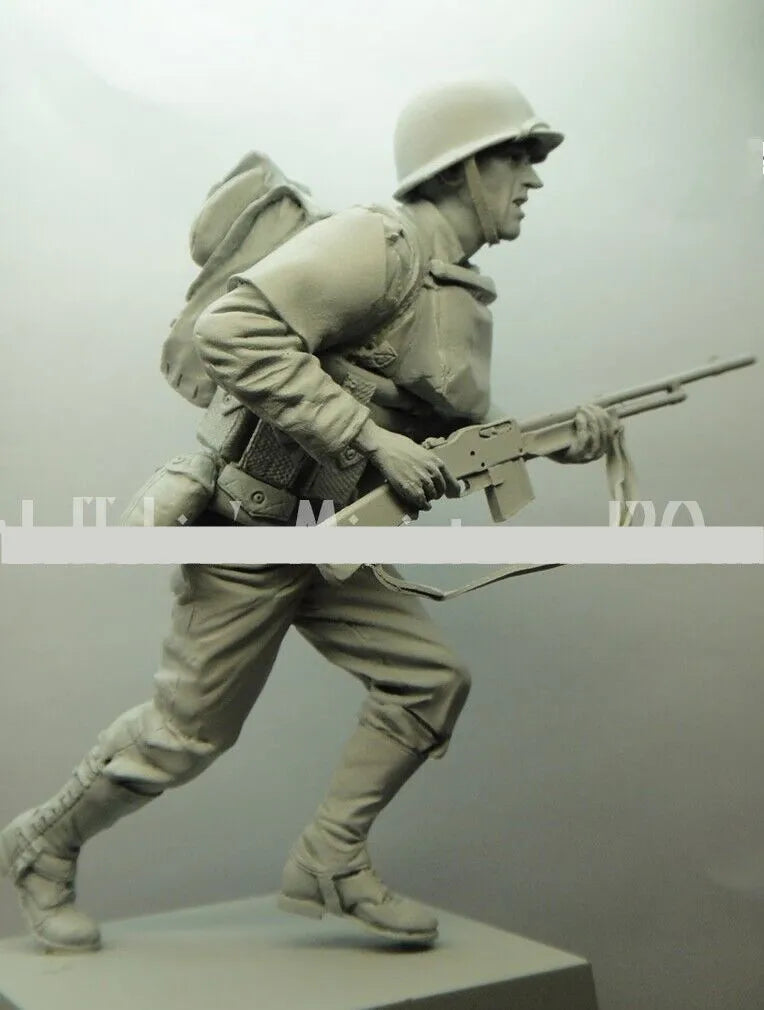 1/16 WWI British Infantryman Advancing with Fixed Bayonet, Resin Model Figure Kit, Unassembled and Unpainted